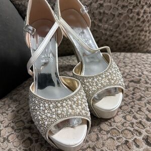 🤍 Pearl-Embellished 6” Platform Bridal Heels – Size 7 – Worn Once 🤍